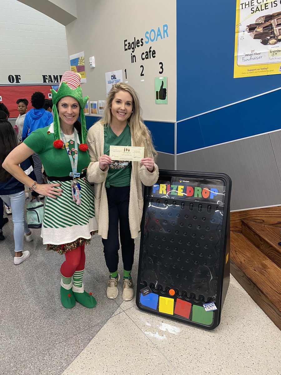 PrincipalSCHS's tweet photo. Thank you to our awesome @EaglePto  for doing an hourly raffle for gift cards provided by local businesses! Thanks Italiano’s Reataurant and @JaxBurgers_2  @RMcNairJH https://t.co/xYa3XCAplv
