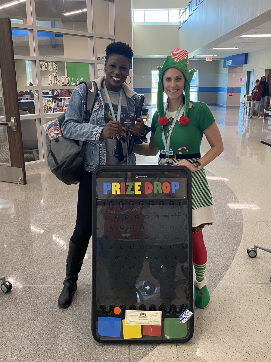 PrincipalSCHS's tweet photo. Thank you to our awesome @EaglePto  for doing an hourly raffle for gift cards provided by local businesses! Thanks Italiano’s Reataurant and @JaxBurgers_2  @RMcNairJH https://t.co/xYa3XCAplv