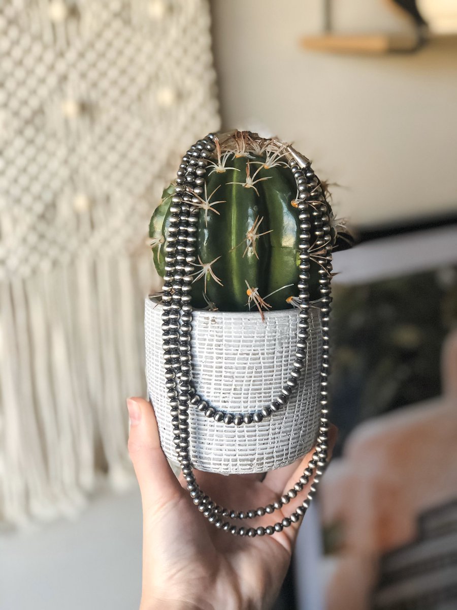 💫 small giveaway 💫  - you could win a 15in, 5mm Navajo pearl necklace! 

Just retweet this post for a chance to win! Winner will be announced Saturday 🥰