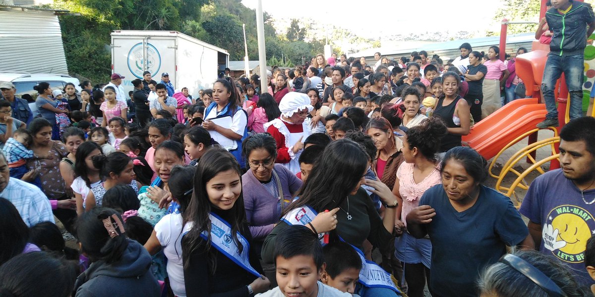 MuniVillaNueva's tweet photo. Decenas de niños reciben su regalo navideño de manos del alcalde @EdwinEscobarGT en el salón comunal Vilma de Mártires del Pueblo, zona 4 de #VillaNueva #VN100X100 https://t.co/te2wHF9lRd