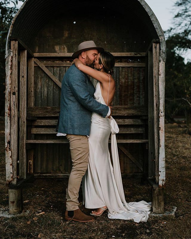 sutton_benedict's tweet photo. The Hinterlands of Byron Bay.. a pretty sought after destination, even more so for weddings. Dean and Danae did exactly that getting married farm-stay-style at @tooraloofarmbyronbay 👨🏻‍🌾 Nestled up in the hills overlooking the iconic Byron Bay, Tooraloo farm-stay is a 100 year o… https://t.co/WPo6LWWiod