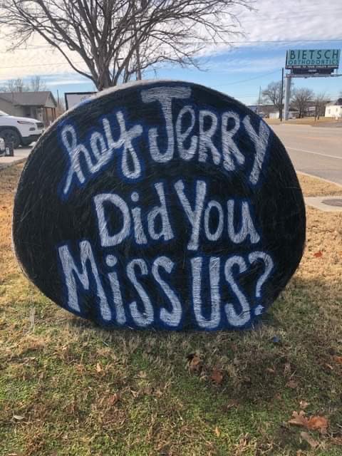 jillmsiler's tweet photo. You know youโre in a great place when hay bales are an integral part of Friday Night Lights! ๐๐๐ And some love to our #GraysonCo neighbors, @pottsboroisd ๐๐ป #StateBound #UILState #takestate https://t.co/Cdzk1xVXMN