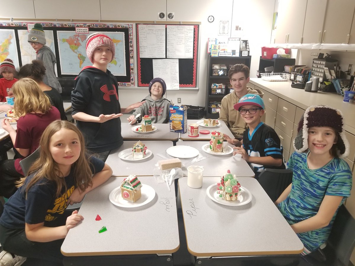 MrsBainAIS's tweet photo. Our AHS Seniors + gingerbread houses= Holiday Fun! 🎄❤ #AISRails https://t.co/99Lo23PQPy
