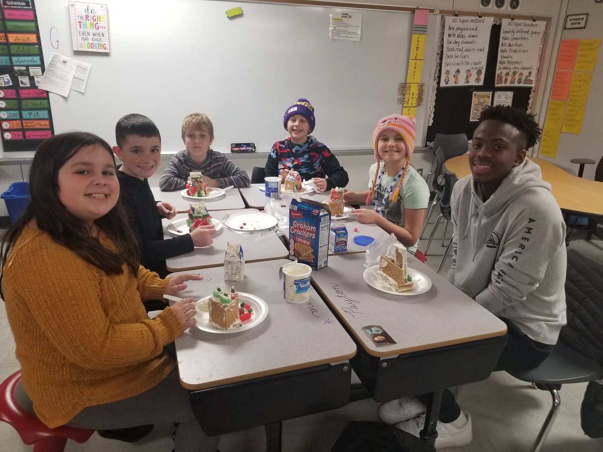 MrsBainAIS's tweet photo. Our AHS Seniors + gingerbread houses= Holiday Fun! 🎄❤ #AISRails https://t.co/99Lo23PQPy