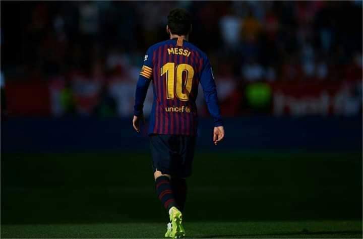 SD_Screenshots's tweet photo. الحكم ��فر نهاية الكلاسيكو .. 

ميسي : شكراً حمدوك 😆😂 https://t.co/pDkLoyDcB0