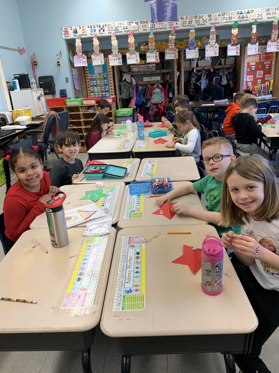 HeiminkKristine's tweet photo. We’ve been learning about holidays around the world. Today we learned that the Philippines recognize the “Parol”as a sign of good luck! It is used as decorations and is so beautiful! We had so much fun making them today! ⭐️ #HolidaysAreComing @5thAveSchool @BayShoreSchools https://t.co/ZItctJaYLs