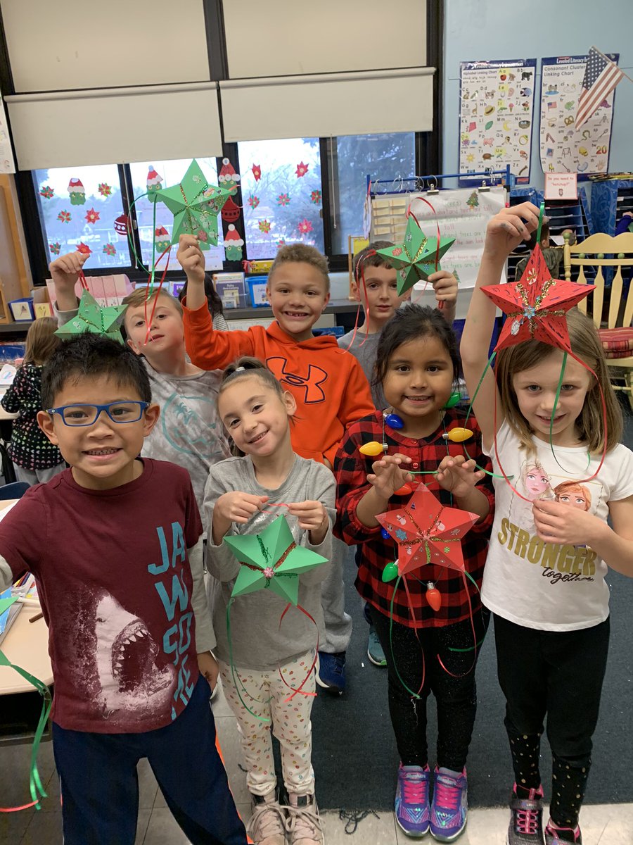 HeiminkKristine's tweet photo. We’ve been learning about holidays around the world. Today we learned that the Philippines recognize the “Parol”as a sign of good luck! It is used as decorations and is so beautiful! We had so much fun making them today! ⭐️ #HolidaysAreComing @5thAveSchool @BayShoreSchools https://t.co/ZItctJaYLs