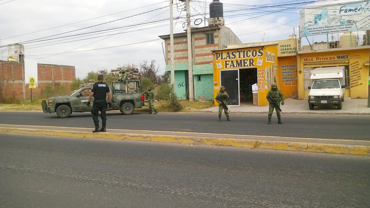 SSC_Cholula's tweet photo. En San Pedro #Cholula continuamos trabajando por tu seguridad, por ello mantenemos el #OperativoMediterráneo en coordinación con la @SEDENAmx, y en esta ocasión realizamos recorridos de vigilancia en la junta auxiliar de San Cristóbal Tepontla y Zerezotla. 
#MásUnidosMásLogros https://t.co/HxneJQILr6