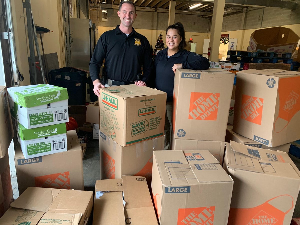 SecretService's tweet photo. In the spirit of giving… A Secret Service Uniformed Division Lieutenant rallied other agency employees in donating more than 1,200 articles of clothing to homeless shelters in the D.C. area. https://t.co/U4wjz9mOXR