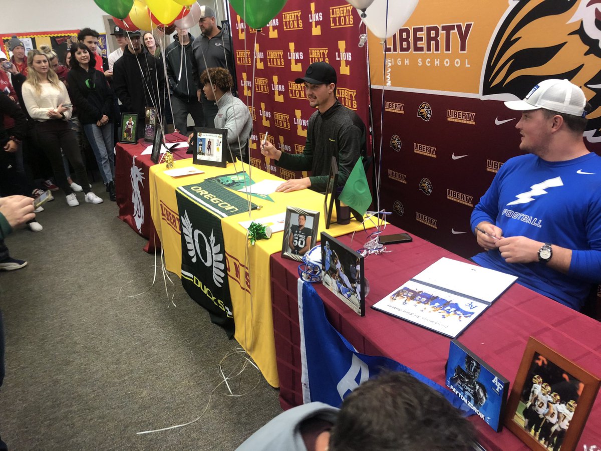 lhslionsfb's tweet photo. What a day for the Liberty Football program! #scoducks #letsfly #jointhehunt https://t.co/9eFDakBqi7