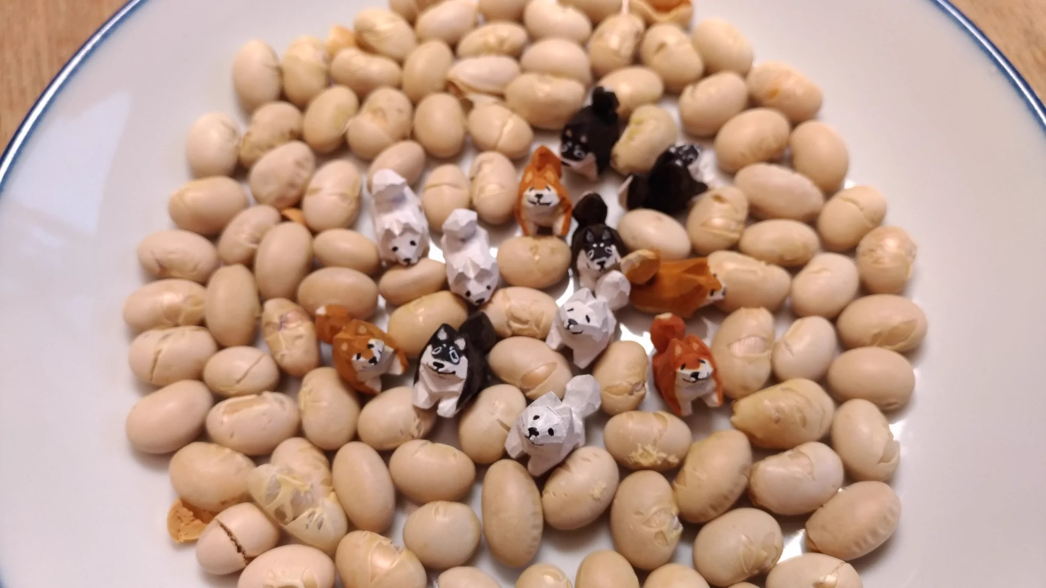 かわいい豆柴の木彫り作品。。１匹でもかわいいけど、たくさん集まるとさらにかわいい。