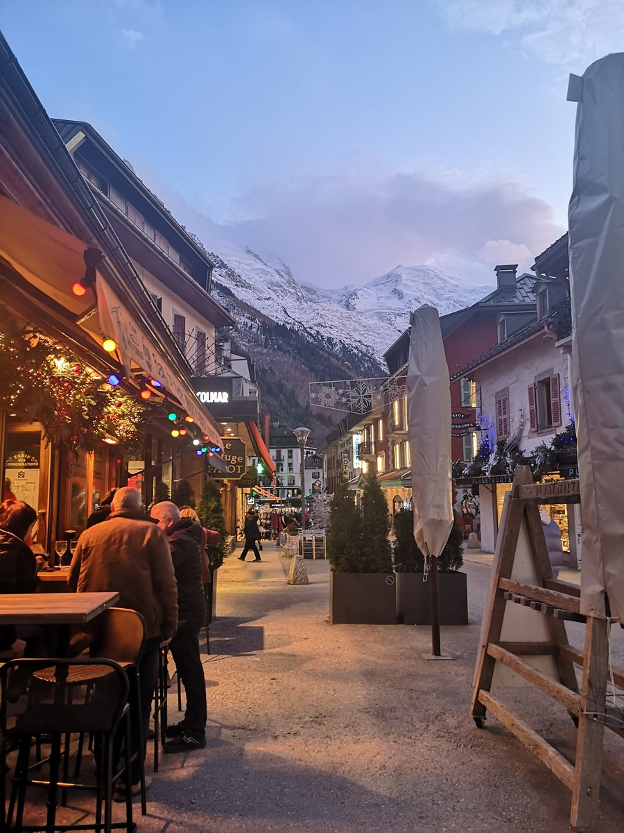 lozaaaaaaaa's tweet photo. so I would like to live in Chamonix please 🏔️💙 https://t.co/1xMdFBgG22