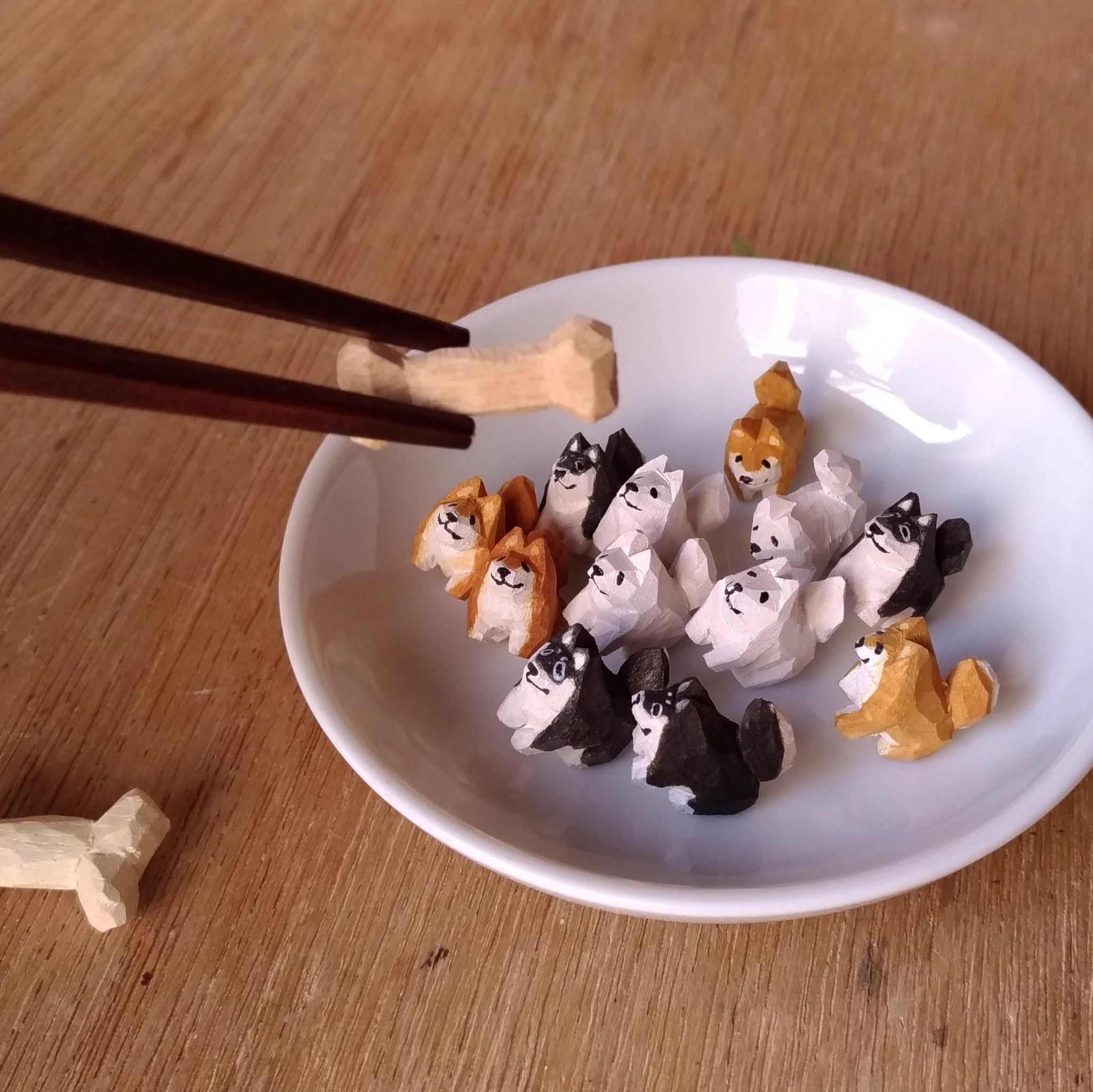 かわいい豆柴の木彫り作品。。１匹でもかわいいけど、たくさん集まるとさらにかわいい。