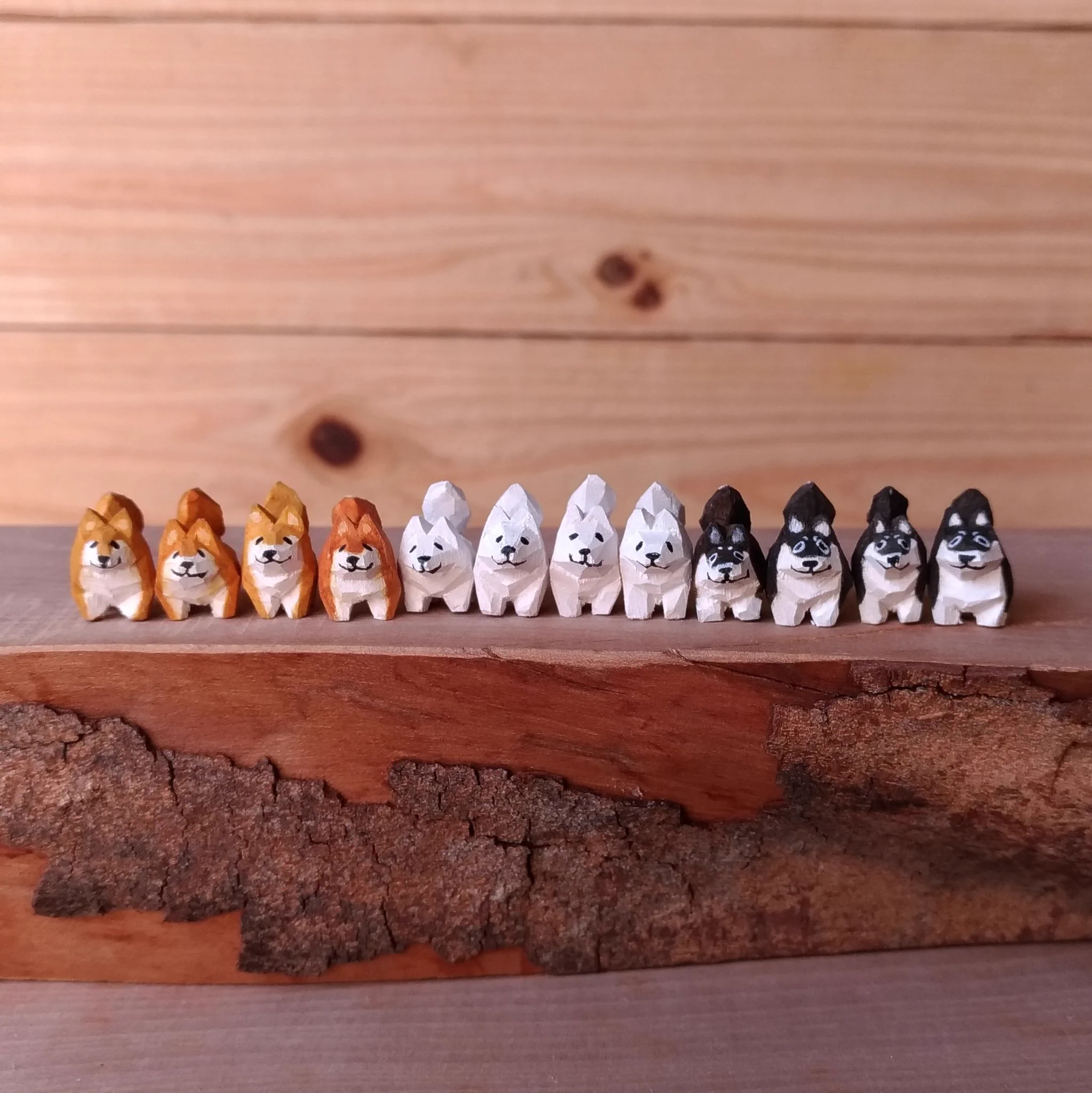 かわいい豆柴の木彫り作品。。１匹でもかわいいけど、たくさん集まるとさらにかわいい。