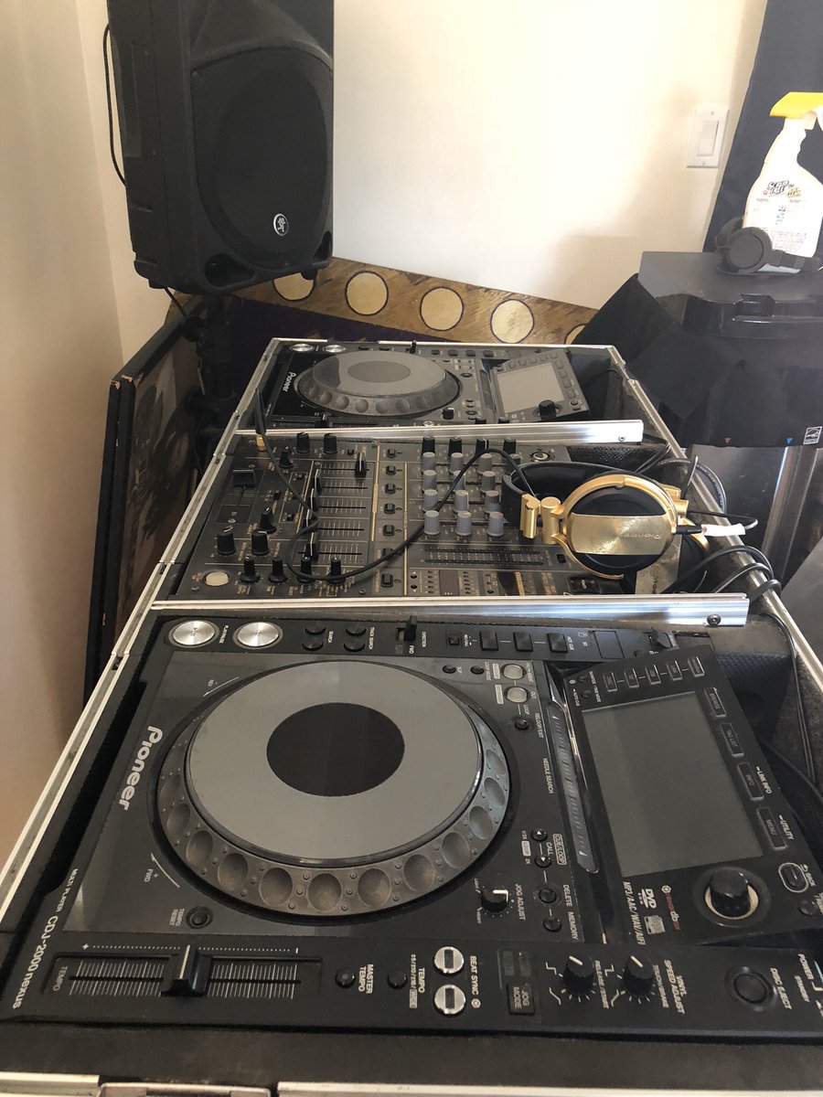 feldscarr's tweet photo. Say @postmates I’m Jewish so I will have no problem saying you’re #betterthansanta if you could help me towards getting a new Dj mixer to replace my old DJM 600 🙌🏽 https://t.co/Lchg7qwfbp