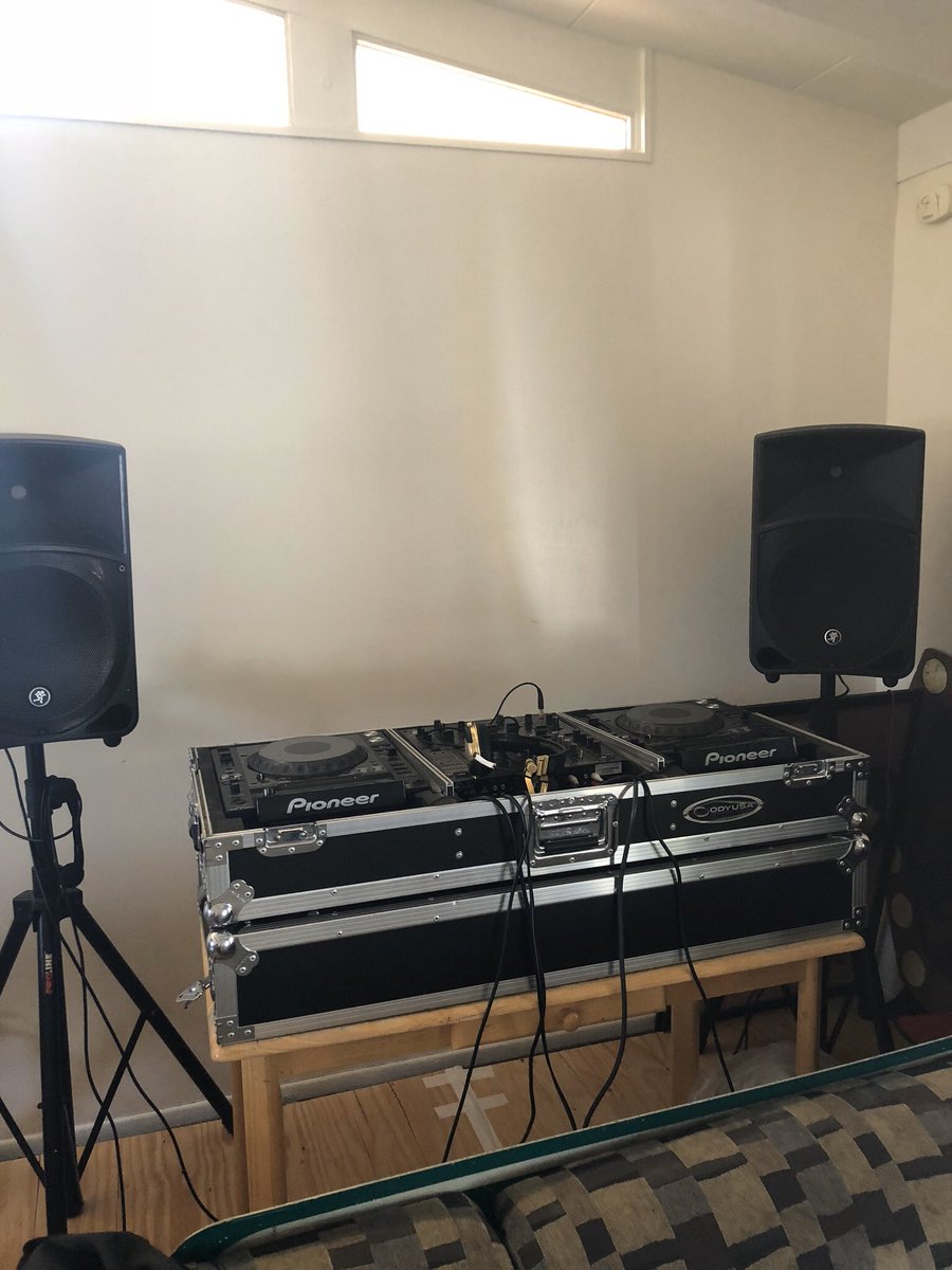 feldscarr's tweet photo. Say @postmates I’m Jewish so I will have no problem saying you’re #betterthansanta if you could help me towards getting a new Dj mixer to replace my old DJM 600 🙌🏽 https://t.co/Lchg7qwfbp