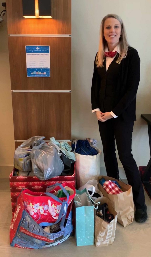 choicesforyouth's tweet photo. The staff and customers at @ComfortInnYYT collected donations for CFY this month 🤗 We were so appreciative to pick up these items last week to ensure young people are staying warm and clean this holiday season ❄️ Big thanks to all who gave in support of CFY 🙏 #GiveHome https://t.co/UkJGhhWLZT