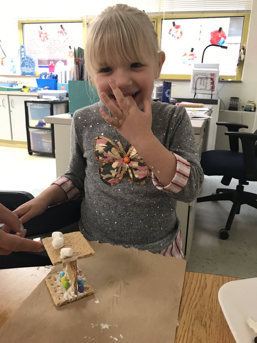MissCastaneda14's tweet photo. We read about what types of jobs you can find in a bakery. We decided we wanted to be the cookie makers and taste testers! https://t.co/T611aHOBYL