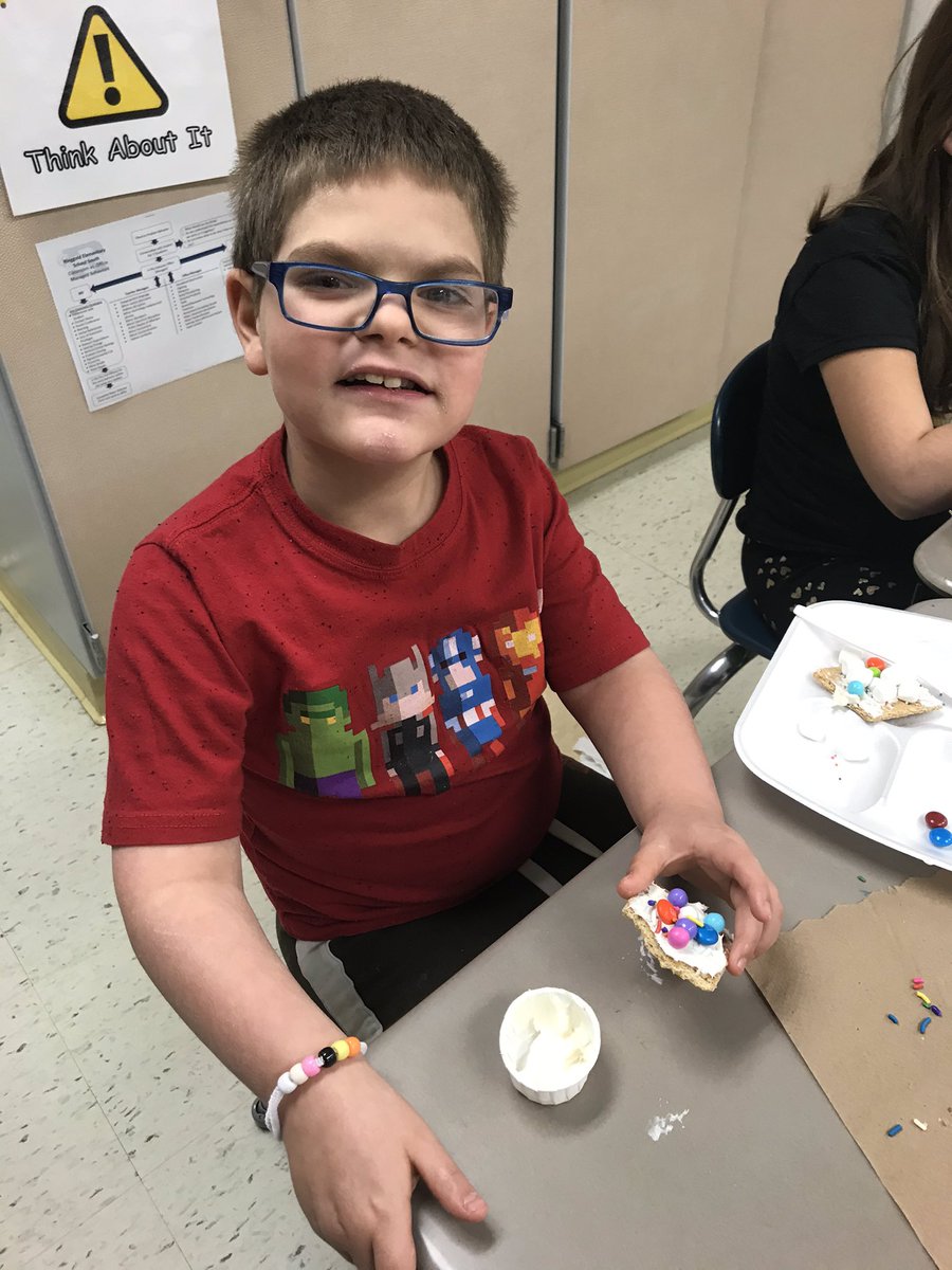 MissCastaneda14's tweet photo. We read about what types of jobs you can find in a bakery. We decided we wanted to be the cookie makers and taste testers! https://t.co/T611aHOBYL