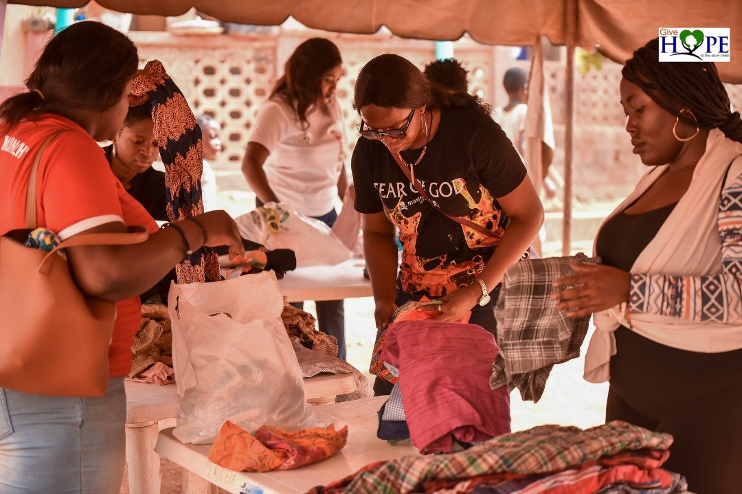 wbamzyoriginals's tweet photo. Volunteering is a thing of Joy
Pictures from last Saturday at Popo Yemoja, Ibadan
Giving back to the slum
#thegiveproject #givebacktotheslumchild  @tgpfamily https://t.co/bLWpdX3ofq