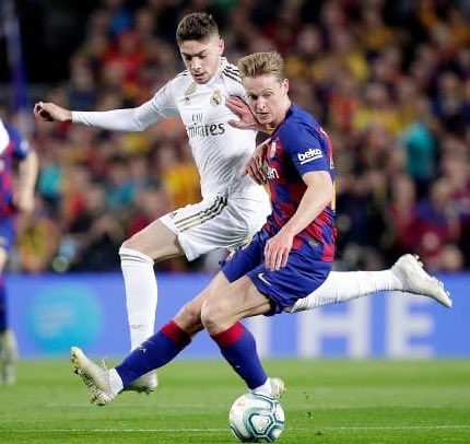 MisterFantasyES's tweet photo. #ElClásico se juega en #MisterFantasy ⚽️
🎩 El centro del campo es suyo 💎
🔄 RT x Fede Valverde ⚪️⚪️
❤️ Like x Frenkie de Jong 🔵🔴
#RTorLike 🤔 https://t.co/DZCK0JBNuB