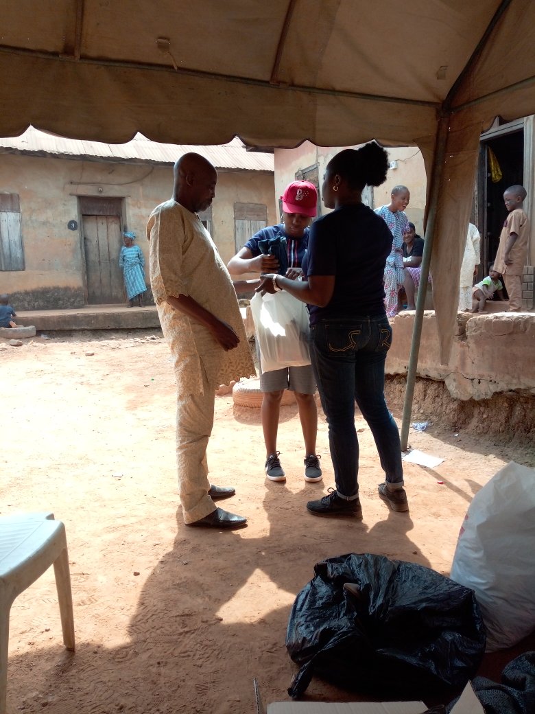 wbamzyoriginals's tweet photo. Volunteering is a thing of Joy
Pictures from last Saturday at Popo Yemoja, Ibadan
Giving back to the slum
#thegiveproject #givebacktotheslumchild  @tgpfamily https://t.co/bLWpdX3ofq