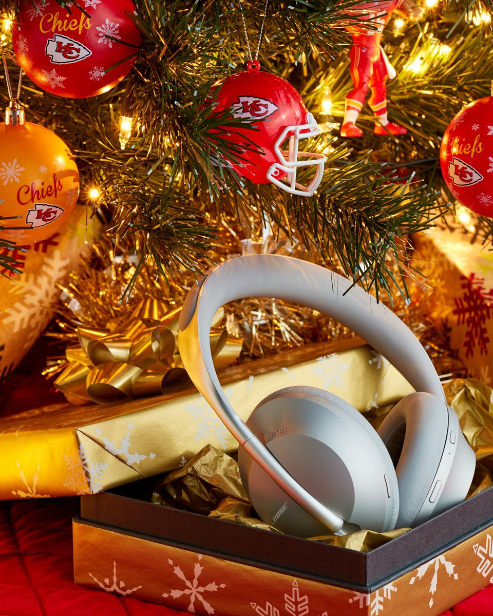Chiefs's tweet photo. Are you looking for a #HeadsUpHoliday this season? RT for your chance to win Bose Headphones 700 and Chiefs merchandise. @Bose #HeadsUpHoliday ➡️ https://t.co/rBlm4cD0oX https://t.co/nIejsCp8CF