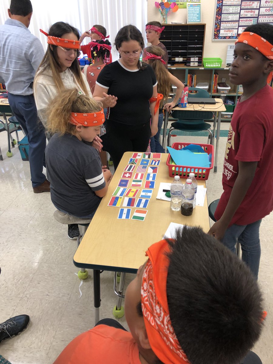flkeysstem's tweet image. Pelicans and Policemen STEM day at Poinciana Elementary for their “Amazing Race” competition! Students and officers worked to solve clues from science, social studies, math and language arts.