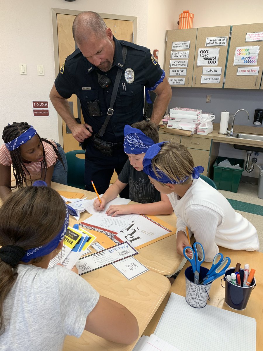 flkeysstem's tweet image. Pelicans and Policemen STEM day at Poinciana Elementary for their “Amazing Race” competition! Students and officers worked to solve clues from science, social studies, math and language arts.