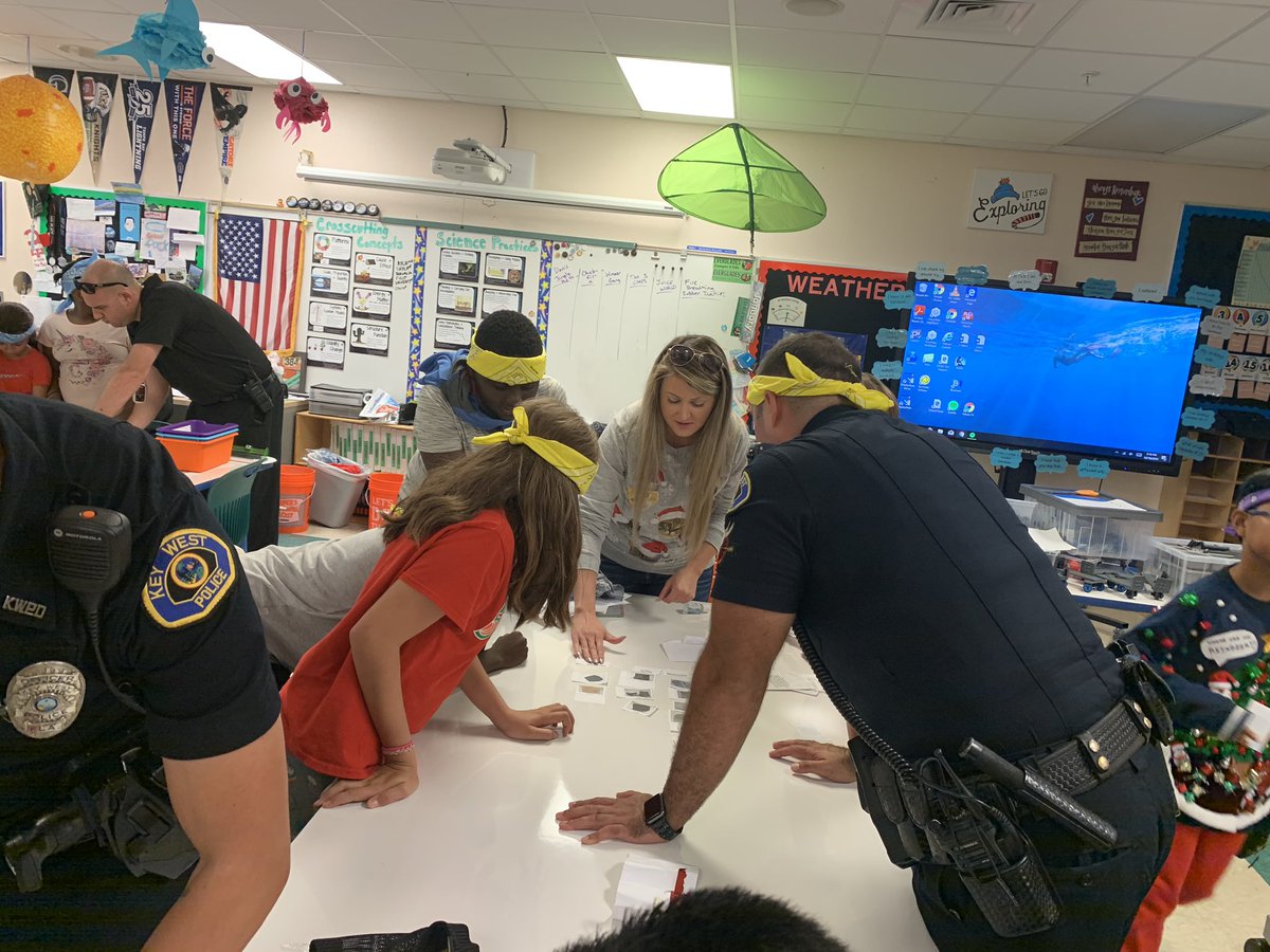 flkeysstem's tweet image. Pelicans and Policemen STEM day at Poinciana Elementary for their “Amazing Race” competition! Students and officers worked to solve clues from science, social studies, math and language arts.