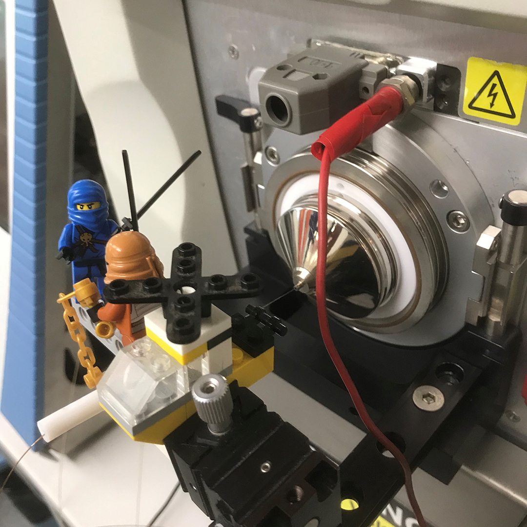 🎅🎄#12daysofchristmas 🎅🎄
On the twelfth day of Christmas my Department gave to me...
A fully functional #LEGO nanospray ion source currently being used on an ion trap mass spectrometer in the Haynes lab, complete with Ninja, #StarWars character, and an escape helicopter!