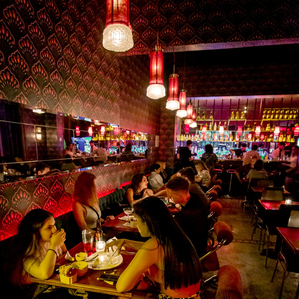 Vuelve a nuestro patio tropical el genial Hugo Lobo a pasarnos musiquita jamaiquina y otras delicias. Aprovechá el calor y el Happy Hour hasta las 21.30 y pedite un Gin Tonic disfrutando de todo lo que Sheldon tiene para darte. #Palermo #drinks #beer #cocteleriadeautor #DJ