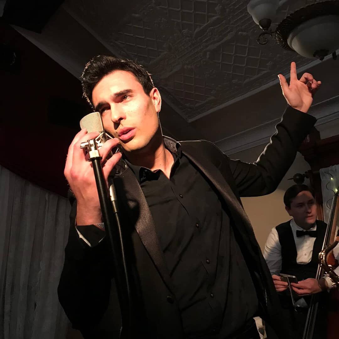 mdcmusic_'s tweet photo. a crooner playing a crooner @peterserrado on set! #2020 https://t.co/KDqTbso4Kz