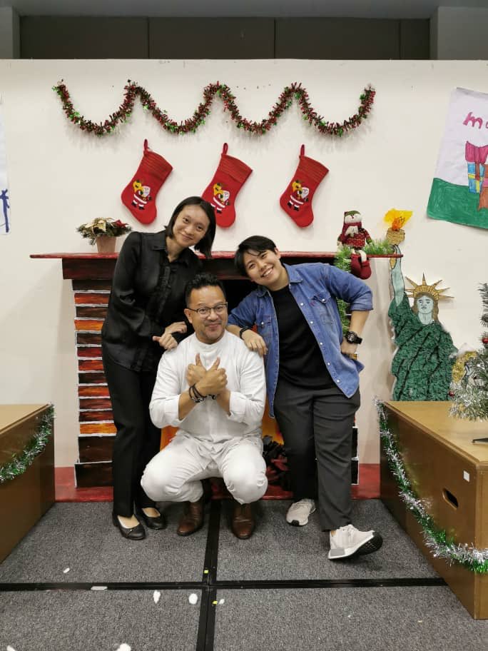 YangWkYong's tweet photo. Best team ever! How do I live without you? Thank you @Xylunn @AnnaKok16 @MsDora16 @Nadia_Sharif27 @mulhearn2016 @AbegailDecosta @msestheryap @HaiHwei Shirley &amp; Lavinya for your enormous support &amp; effort in making the Xmas assembly an unforgettable one! Best Xmas present 🎁 https://t.co/kTvxSyE5TG