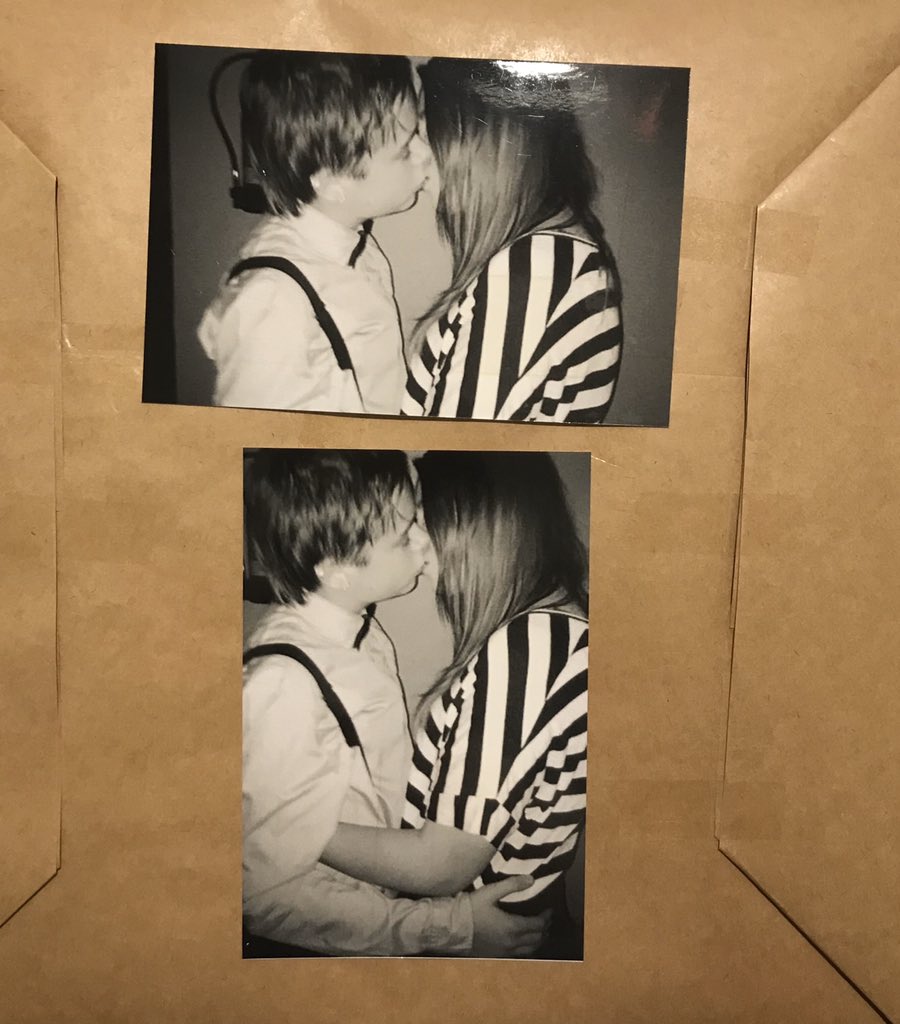 Ég keypti forláta IKEA ramma í Góða hirðinum og í honum var mynd af uglu. Undir þeirri mynd hinsvegar, mátti finna þessar tvær fallegu myndir en eitthvað drama hefur orðið til þess að þeim var troðið fyrir aftan. Plís hjálpiði mér að finna þetta par! 😂 #jólakraftaverk