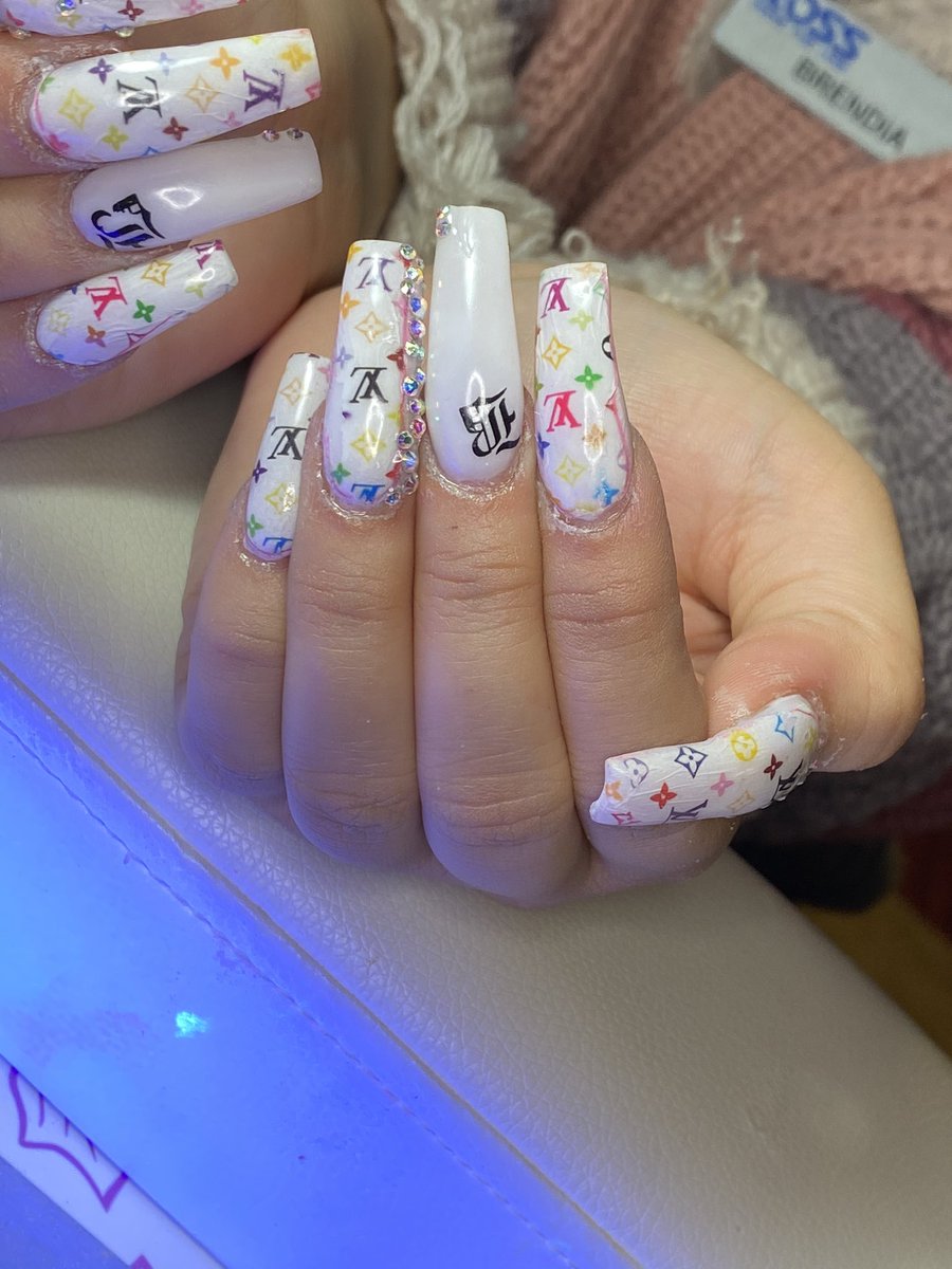 Robyndabank99's tweet photo. Louis Louis ๐
#blackgirlsdonails #floridanailtech #selftaughtnailtech #coffinnails #instagramnails #acrylicnails #blacknailtech #squarenails #blingnails #longnails #brevardnailtech #designernails https://t.co/jX4DRwkH7G