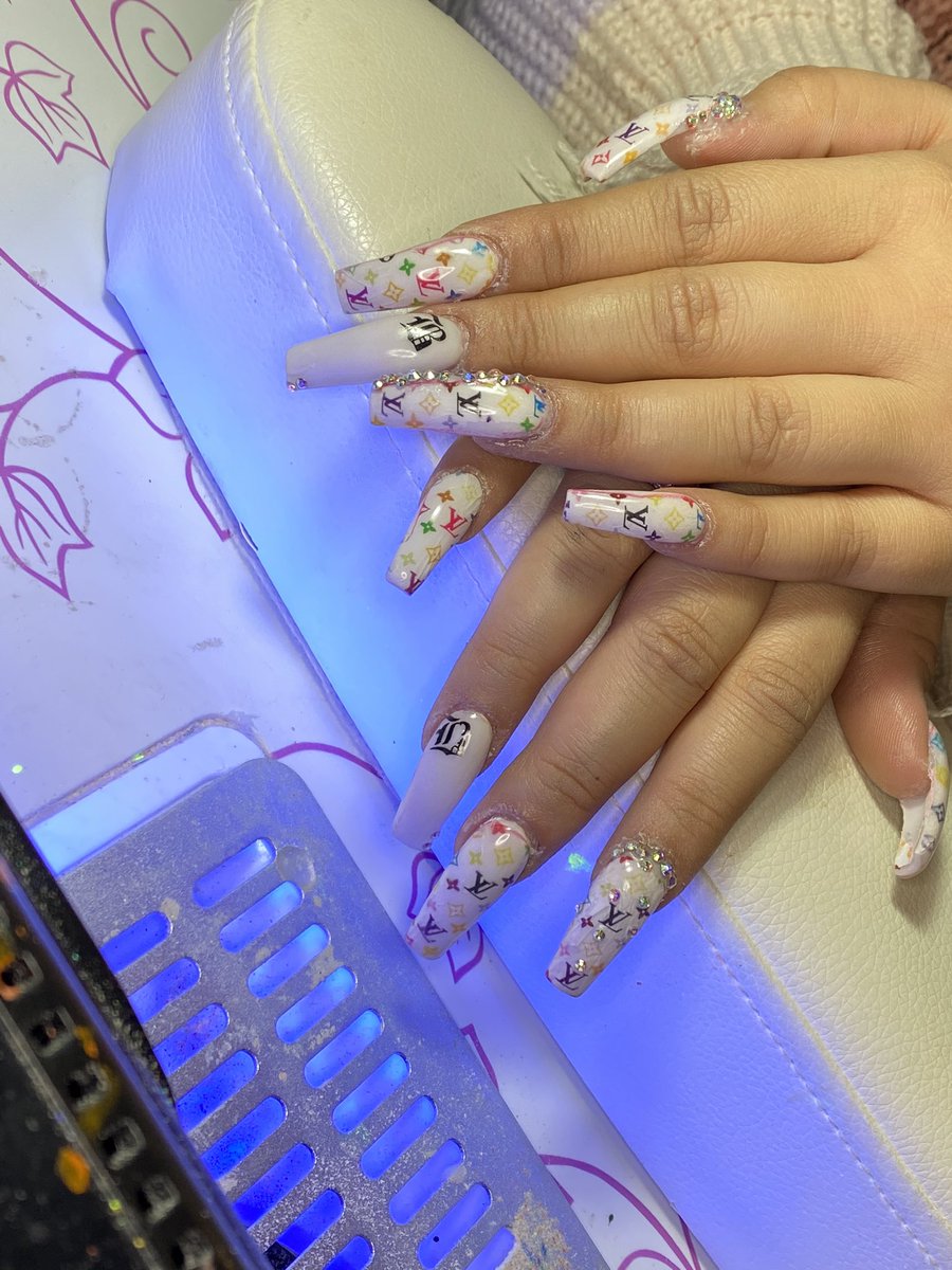 Robyndabank99's tweet photo. Louis Louis ๐
#blackgirlsdonails #floridanailtech #selftaughtnailtech #coffinnails #instagramnails #acrylicnails #blacknailtech #squarenails #blingnails #longnails #brevardnailtech #designernails https://t.co/jX4DRwkH7G