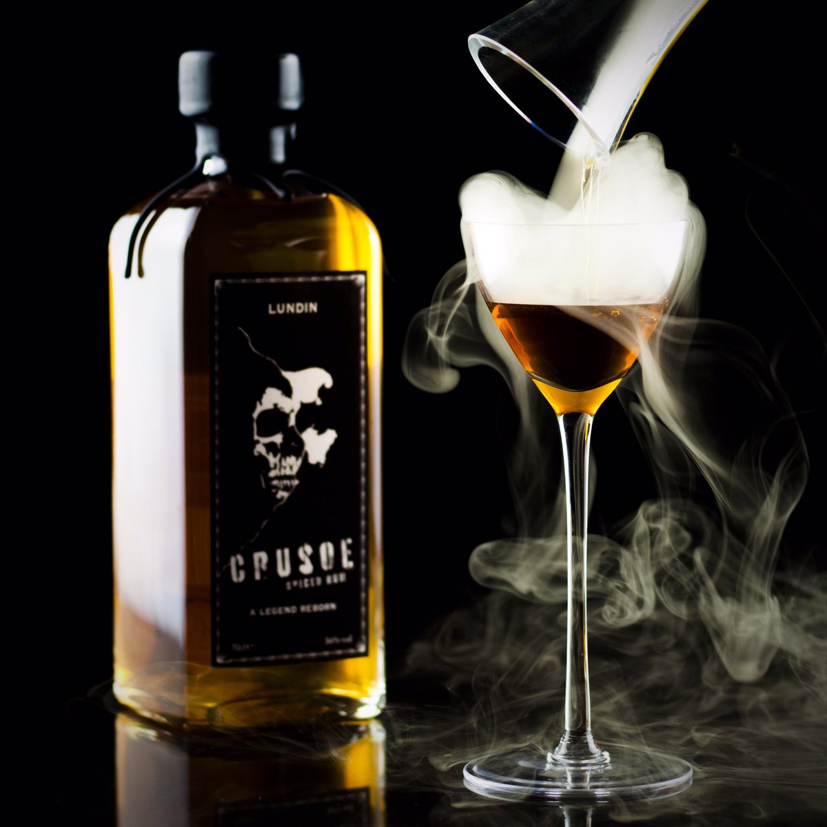 Filthy habit #crusoespicedrum #carpanoantica #luxardomaraschino #angostura hickory and cinnamon smoke #smokedrummartinez #martinez