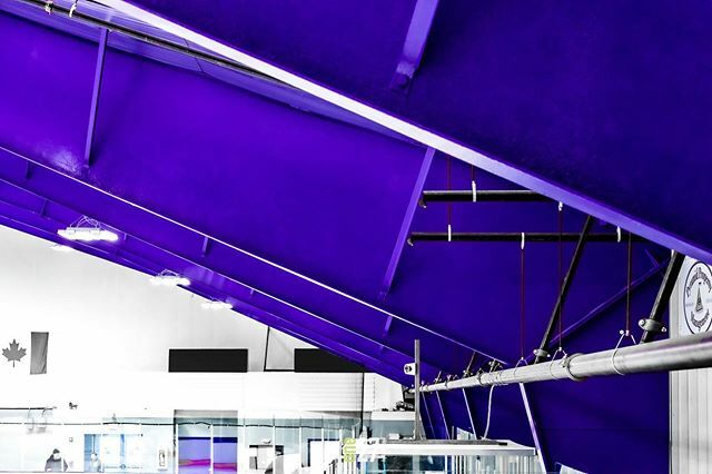 The #icerink on #marthasvineyard is decked out in school colors, the most “branded” rink I’ve seen. •
•
•
•
#architecturephotography #architecture @architecture.c #arenaphotography #purple #highschoolhockey #architecturedetails #one27photo ift.tt/2PAQbd6