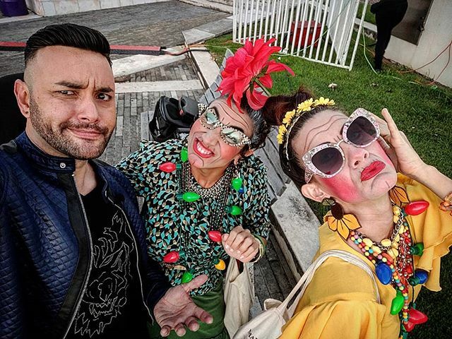 kevinkevinmusic's tweet photo. Con Estas Dos Bellezas Disfrutando La Navidad. Que Hago Con Ellas?...
🎙️🎙️🎙️🎙️🎙️🎙️🎙️🎙️🎙️🎙️
@eucaliptaofficial @lavecinaesmeralda @circoteatrobandada
#KevinKevinMusic #KevinKevin #kevin #grandeseventos #grandeseventospr #musica #plena #entrevista #seprendiolafiesta #fiesta #n… https://t.co/9aQxhnhQdc