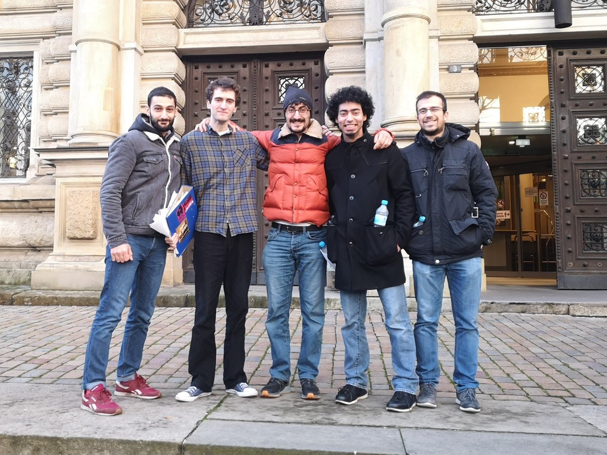 LiberezLoic's tweet photo. Heute, am 18.12.2019, dem Jahrestag des #ElbchausseeProzess ist Loïc nach fast 16 Monaten aus dem Knast/Untersuchungshaft gekommen.

Wir freuen uns!

Hier ein Bild der 5 Angeklagten. 

 #FreeLoic #LibertePourLoic! https://t.co/dLanb1i5lX