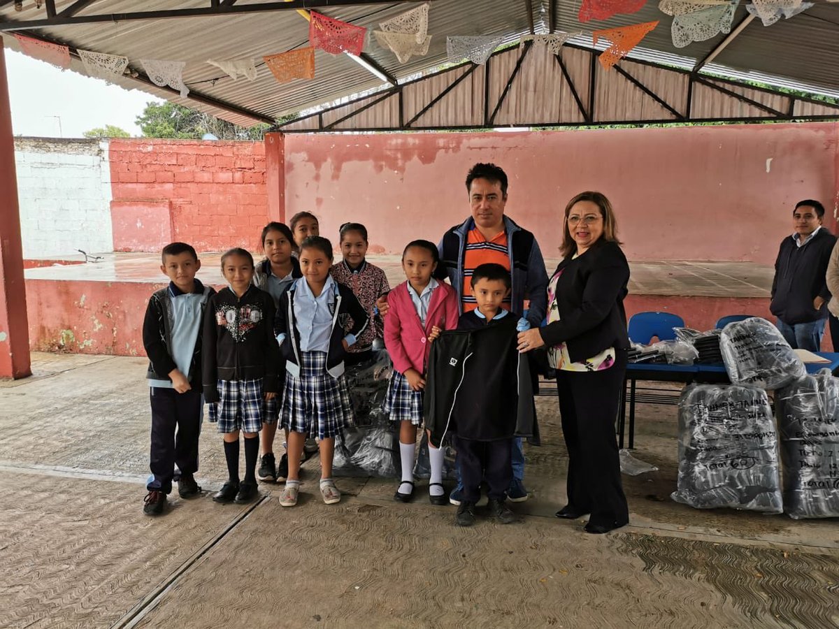 BIENESTARYUC's tweet photo. El compromiso del gobernador @MauVila es apoyar la educación, por ello continuamos entregando chamarras del programa #ImpulsoEscolar
en #Tekanto #Tahdziu #Tizimín #Tahmek #Cacalchen #Mocochá y #Sudzal, beneficiarán a más de 208,000 niñas y niños estudiantes de primarias públicas https://t.co/HnjyJfuTO6