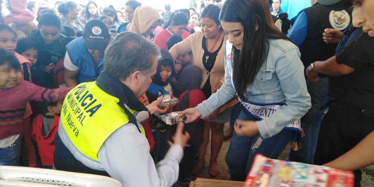 MuniVillaNueva's tweet photo. Los niños son los beneficiados en esta navidad con los regalos que entrega el alcalde @EdwinEscobarGT en la escuela La Paz en Linda Vista #VillaNueva #VN100X100 https://t.co/3cSbAMwmza