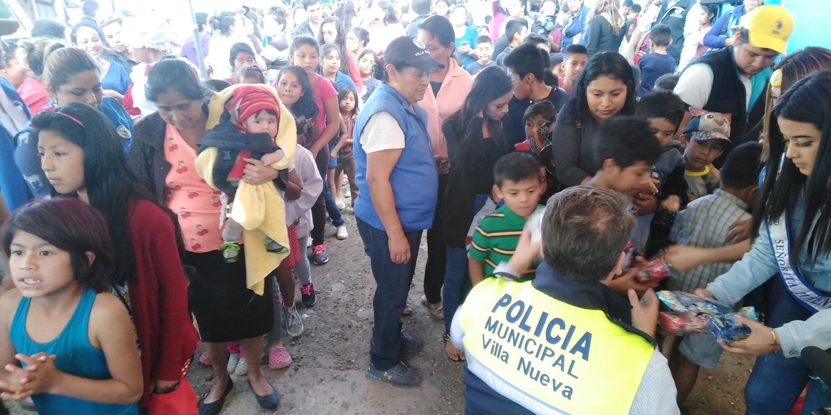 MuniVillaNueva's tweet photo. Los niños son los beneficiados en esta navidad con los regalos que entrega el alcalde @EdwinEscobarGT en la escuela La Paz en Linda Vista #VillaNueva #VN100X100 https://t.co/3cSbAMwmza