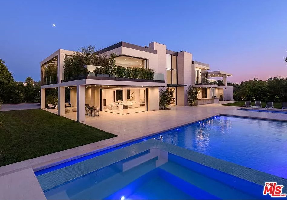 GetFeello's tweet photo. The #Homeoftheweek is just too luxurious 🤤 What would you do to live in a home like this? 9811 Black Gold Rd, La Jolla, CA 92037 6bd/7ba/7,777sqft $11,800,000 #homesforsale #calihomes https://t.co/DXjcAk8J6p