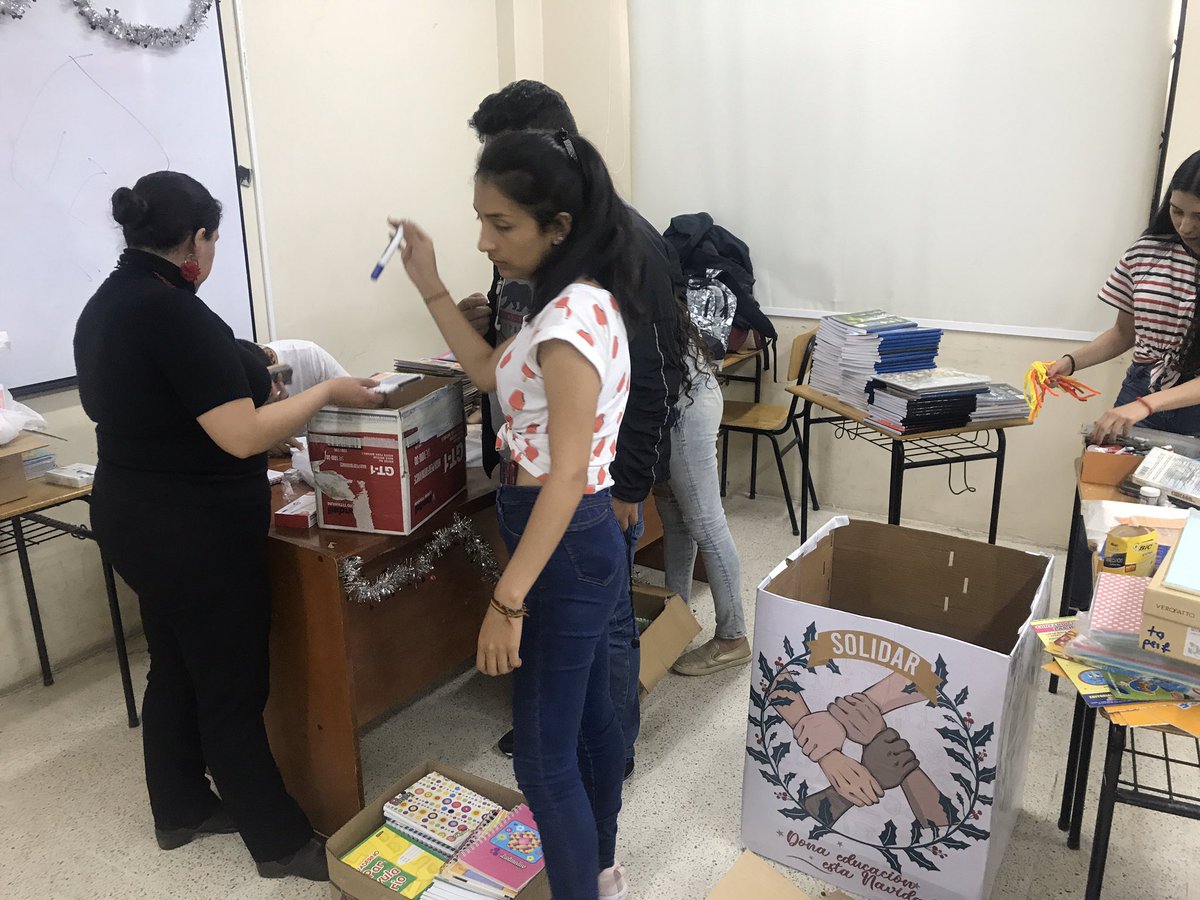 SolidarProyecto's tweet photo. Ahora mismo estamos organizando todas sus donaciones para mañana entregarlas a 8 escuelitas de Loja. 

¡Gracias por ser parte de #Solidar! 
Seguiremos informando 🙌🏻🙌🏻 https://t.co/NVGpQriuKI