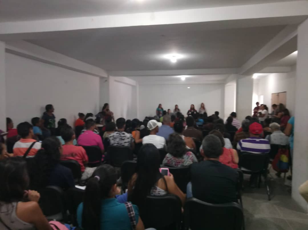 MeridaSucreSV's tweet photo. Realizada asamblea con brigadas de la Parroquia Lagunillas en el Municipio Sucre,  fortaleciendo el #MovimientoSomosVenezuela  para desarrollar de manera eficiente las políticas Publicas creadas por nuestro  Pdte @NicolasMaduro
@MervinMaldonado 
#VenezuelaProductivaYSoberana https://t.co/M1o14KCJyv