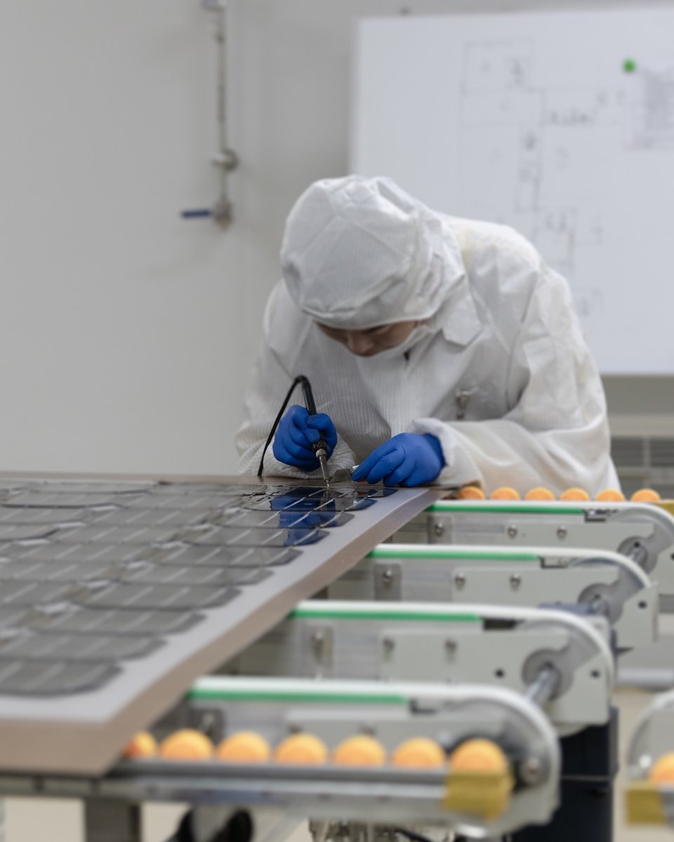 FlexibleFuture's tweet photo. Quality Control.⁠
.⁠
.⁠
.⁠
.⁠
.⁠
.⁠
.⁠
.⁠
.⁠
#Sunflare #powershift #Sun #solar #solarenergy #solarpower #renewableenergy #energy #innovation #tech #Design #manufacturing #photovoltaic #cleanenergy #solarpv #greenenergy #flexible #precise #quality https://t.co/kYeLM5JDP3