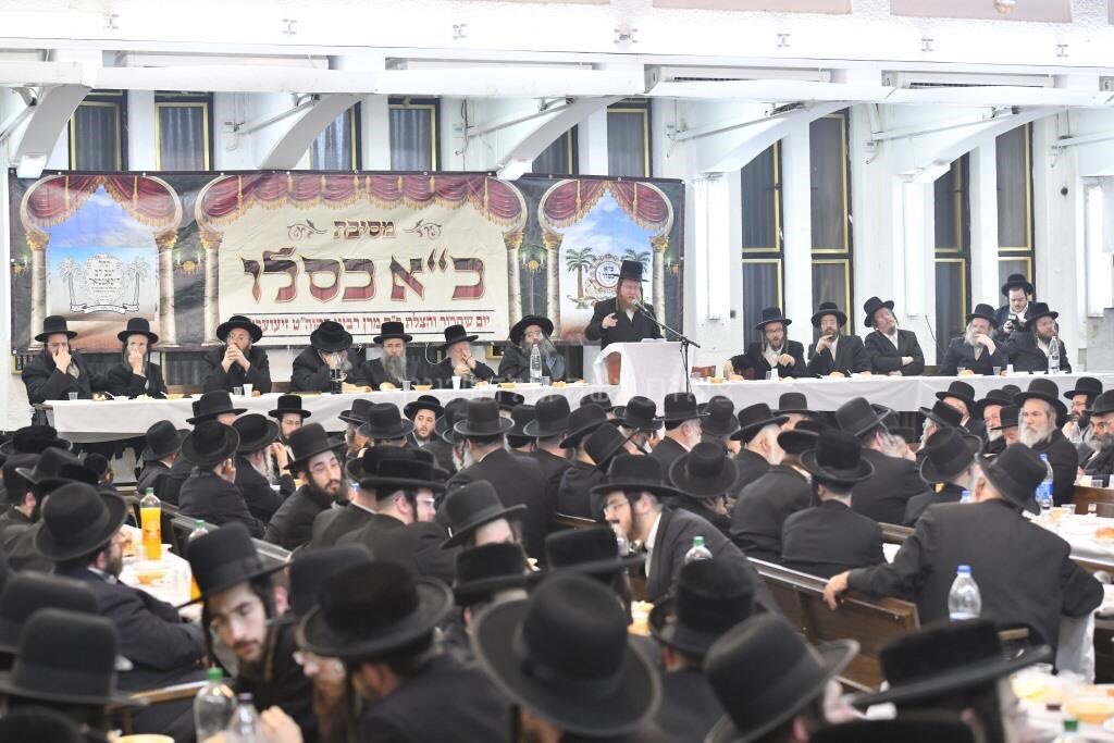 HQSatmar's tweet photo. Pics of Satmar gatherings in the #Holyland in the cities of #Jerusalem #BneiBrak and #BethShemesh who are celebrating tonight’s #SatmarEvent #21kislev #ChufAlefKislev with notable guest speakers from around the world. In Jerusalem Satmar President Usher Z. Lev from #London Spoke https://t.co/Andy1iknH0