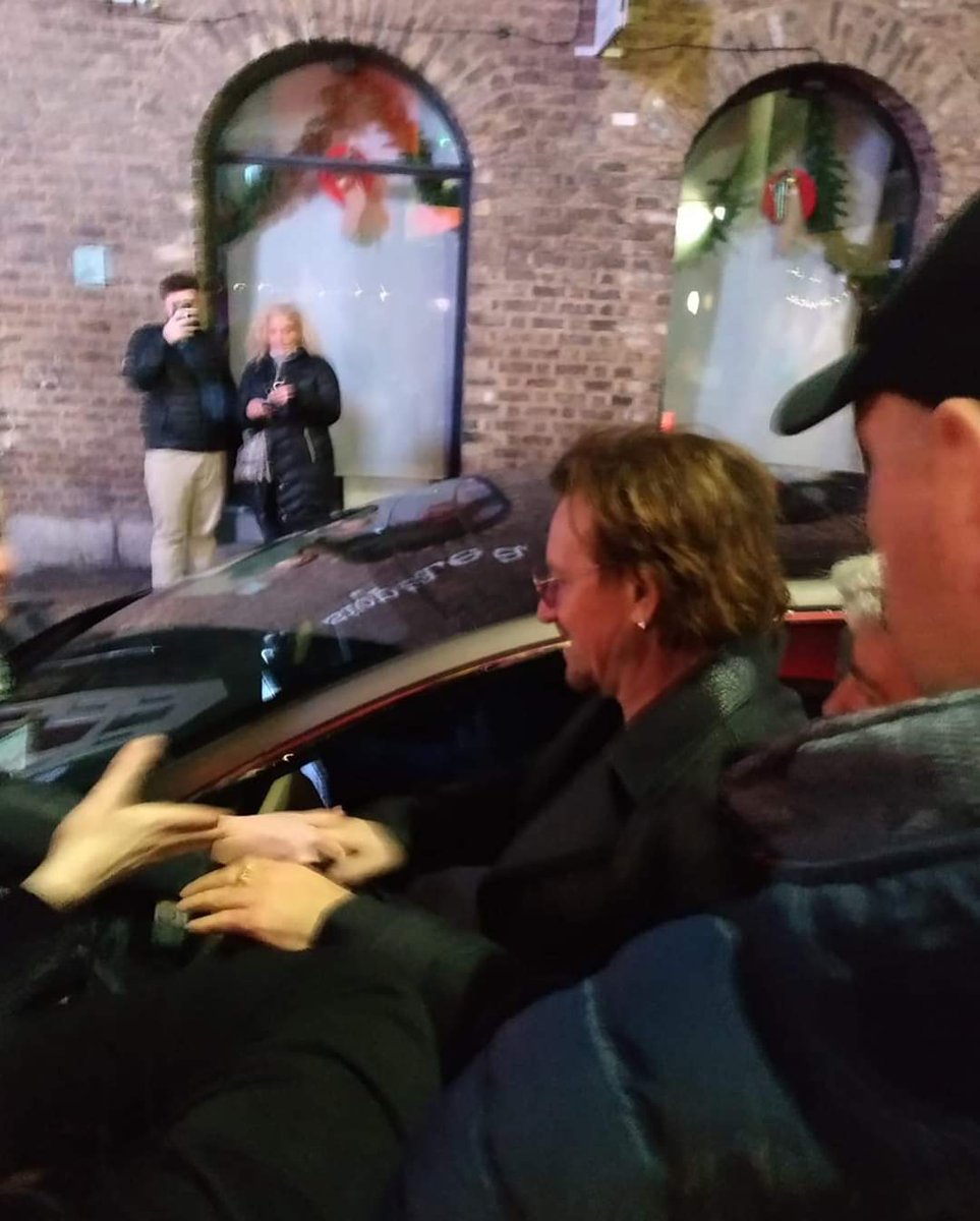 daniDpVox's tweet image. #Bono at the #Inhaler gig at the #Buttonfactory in #Dublin tonight  

Ph. Liana Lopes fb via @u2southamerica instagram.com/p/B6O1nVVjs2f/…
#U2 #U2NewsIT #U2Dublin